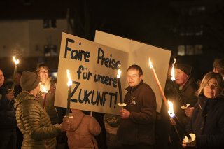 Dans le canton de Zurich, des agriculteurs et agricultrices ont demandé vendredi soir des prix justes pour leur travail. KEYSTONE/ENNIO LEANZA